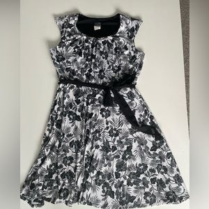 Laura Women Practical and Pretty A-Line Sleeveless Wrap Dress Black White Flower